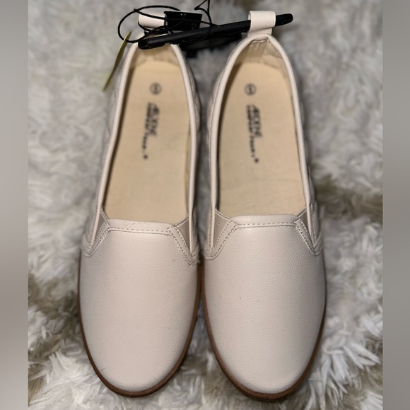 This is a comfort foam slip on shoe, size 6, never worn. Great condition - Picture 4 of 5